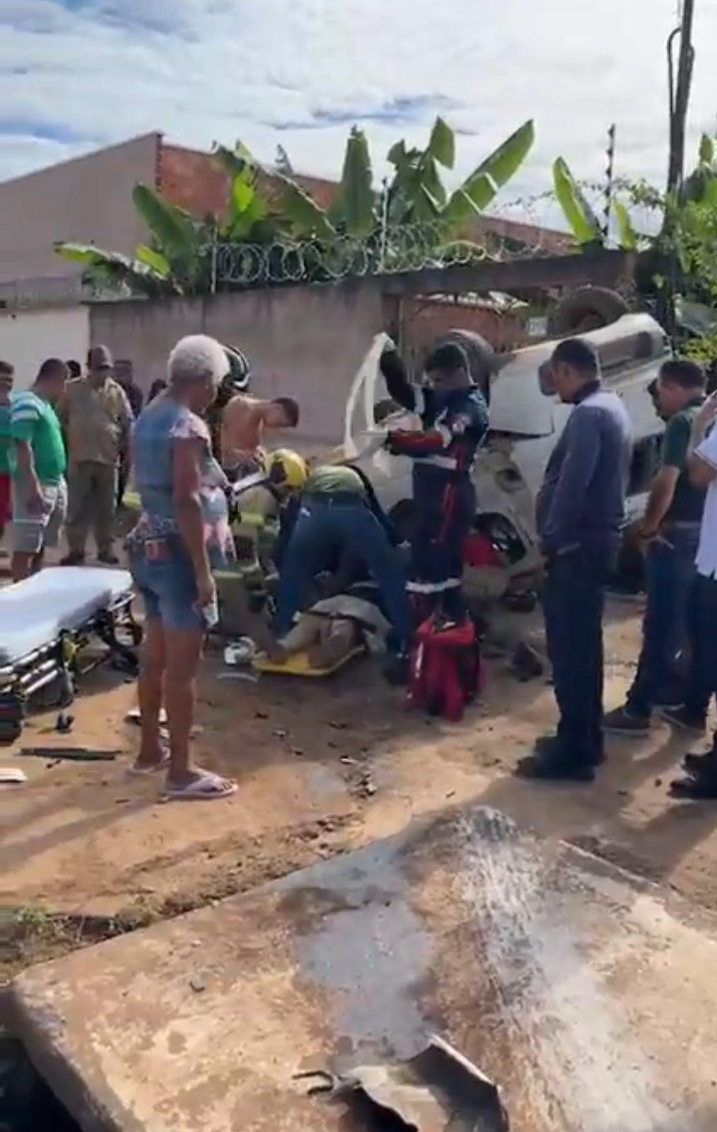 Colisão  deixa carro destruído e motorista presa às ferragens na zona Norte