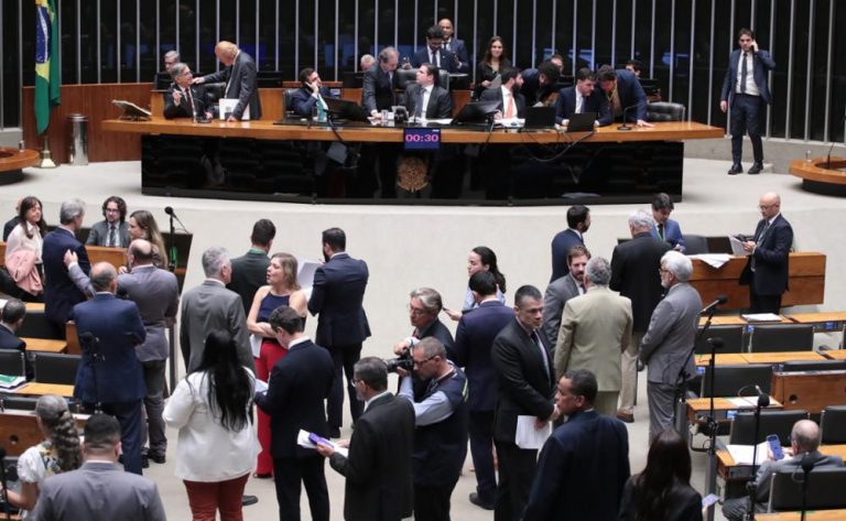 Deputados aprovam projeto que torna crime aumento abusivo de preços de combustíveis