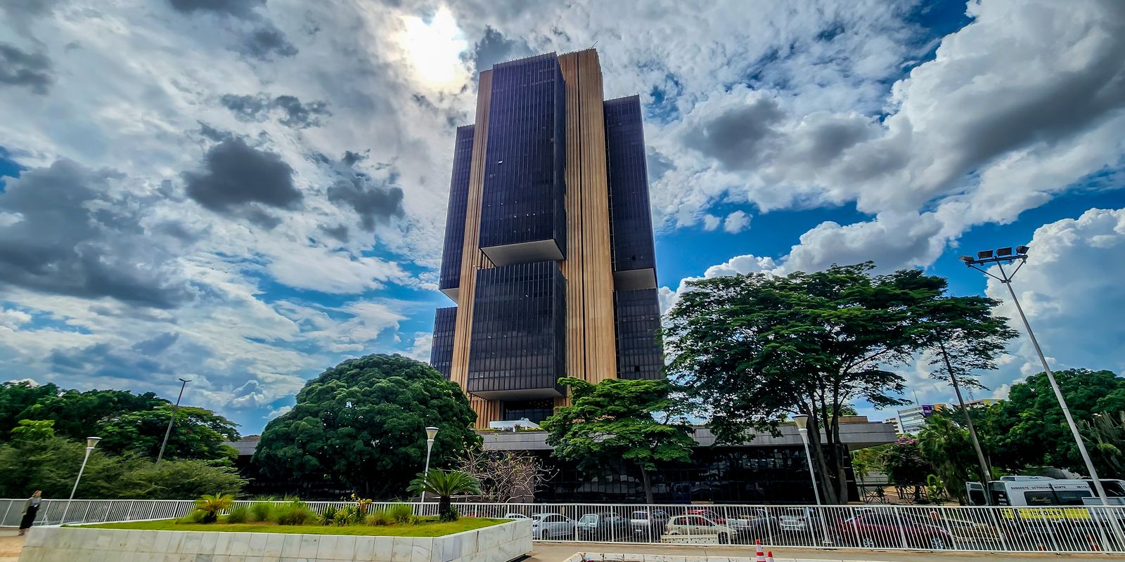 Juros pressionam a dívida mais que gastos públicos, dizem economistas