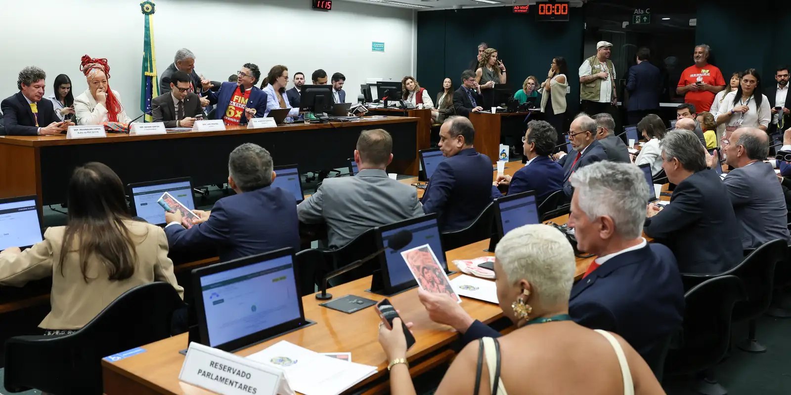 Oposição critica PEC do fim da escala 6x1 durante votação na Comissão