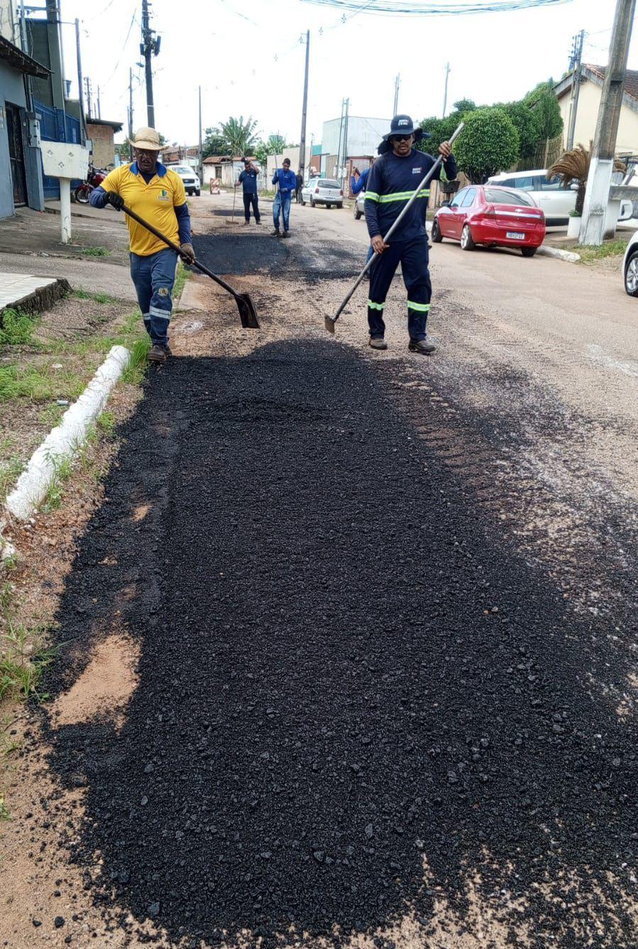 Rua do Sol, no bairro Floresta, recebe tapa-buraco após solicitação de Edimilson Dourado