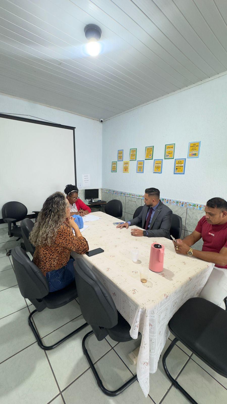 Vereador Fernando Silva cobra providências após constatar falta de professores em escola da zona Sul