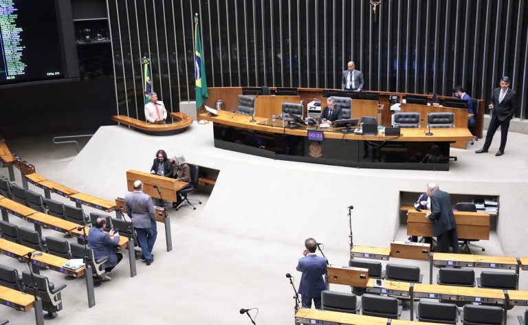 Câmara aprova MP que reduz prazo de benefício fiscal para importadores de cacau; acompanhe
