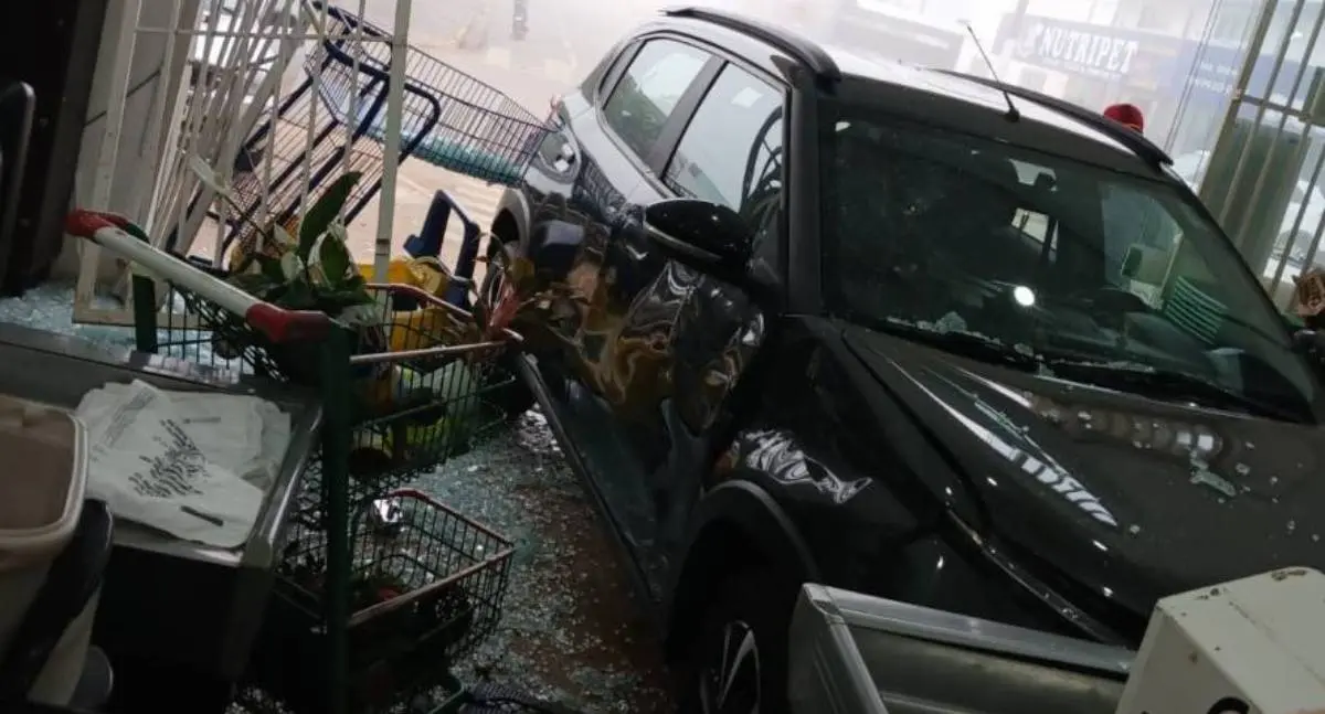 Carro invade supermercado e assusta clientes em RO