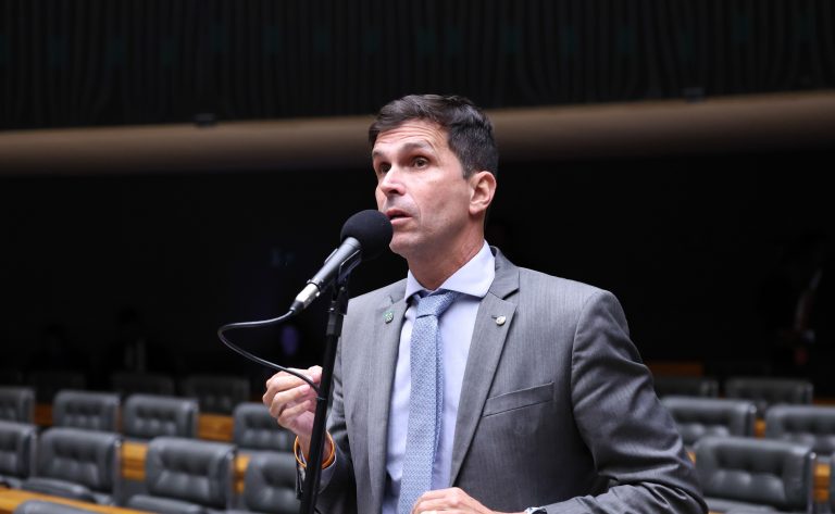 Comissão aprova regras nacionais de segurança para escolas de natação infantil