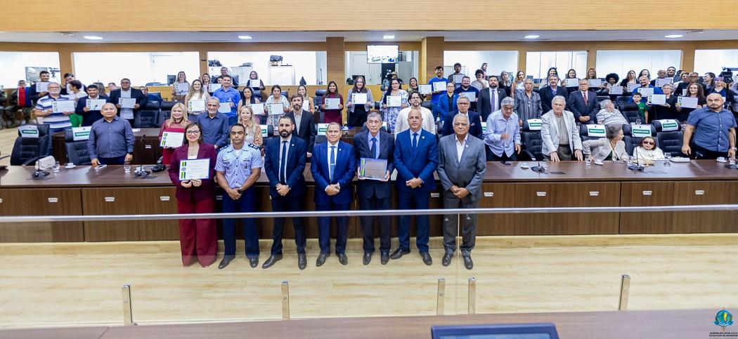 Deputado Ismael Crispin concede Título de Cidadão Rondoniense ao ex-prefeito Tião Valladares e homenageia Coral Vozes do Legislativo