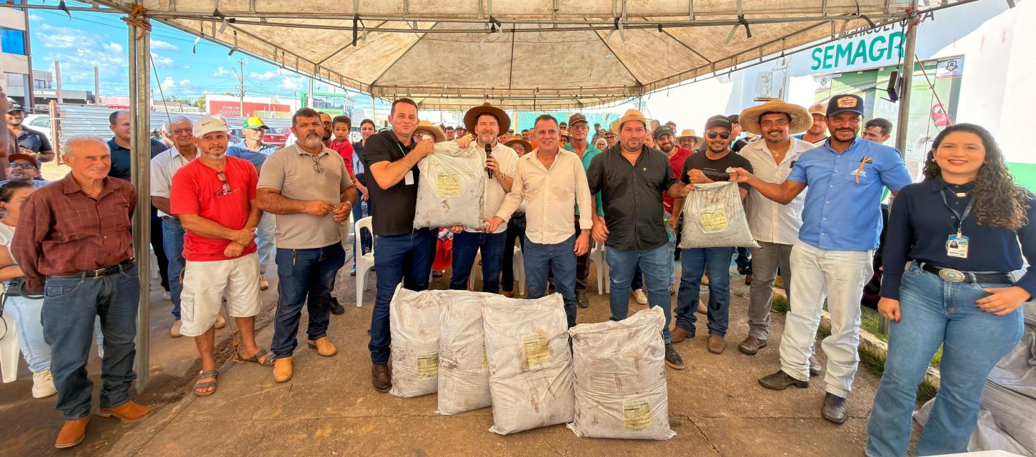 Emenda de Alex Redano garante entrega de condicionadores de solo para produtores rurais de Buritis