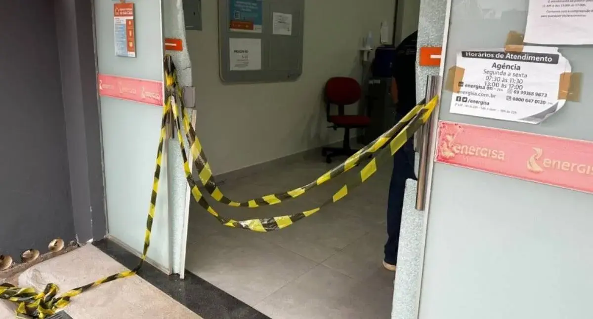 Homem quebra portas de escritório da Energisa em Jaru