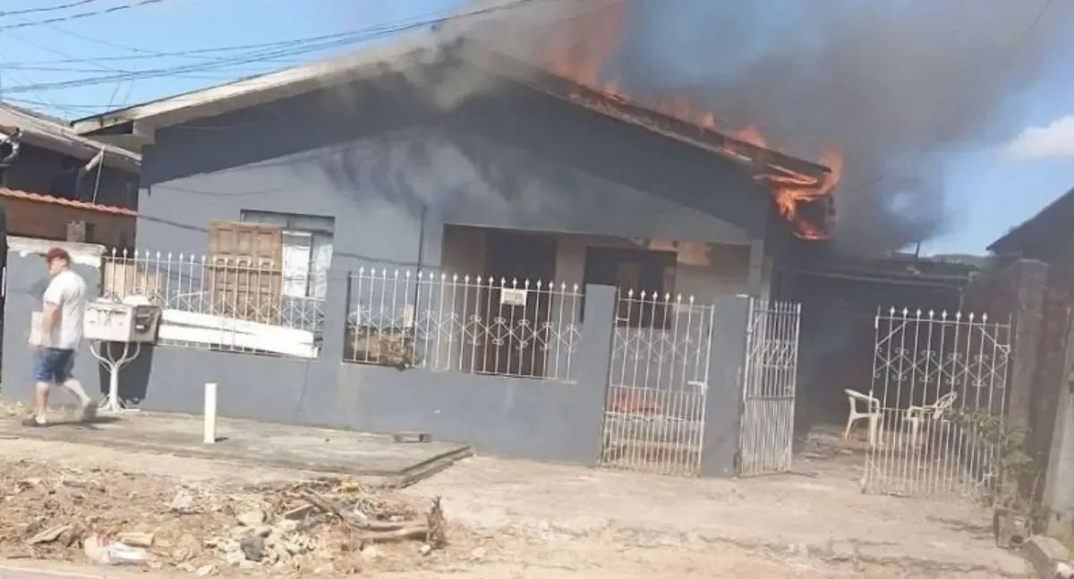 Incêndio destrói sala de residência no bairro Santiago
