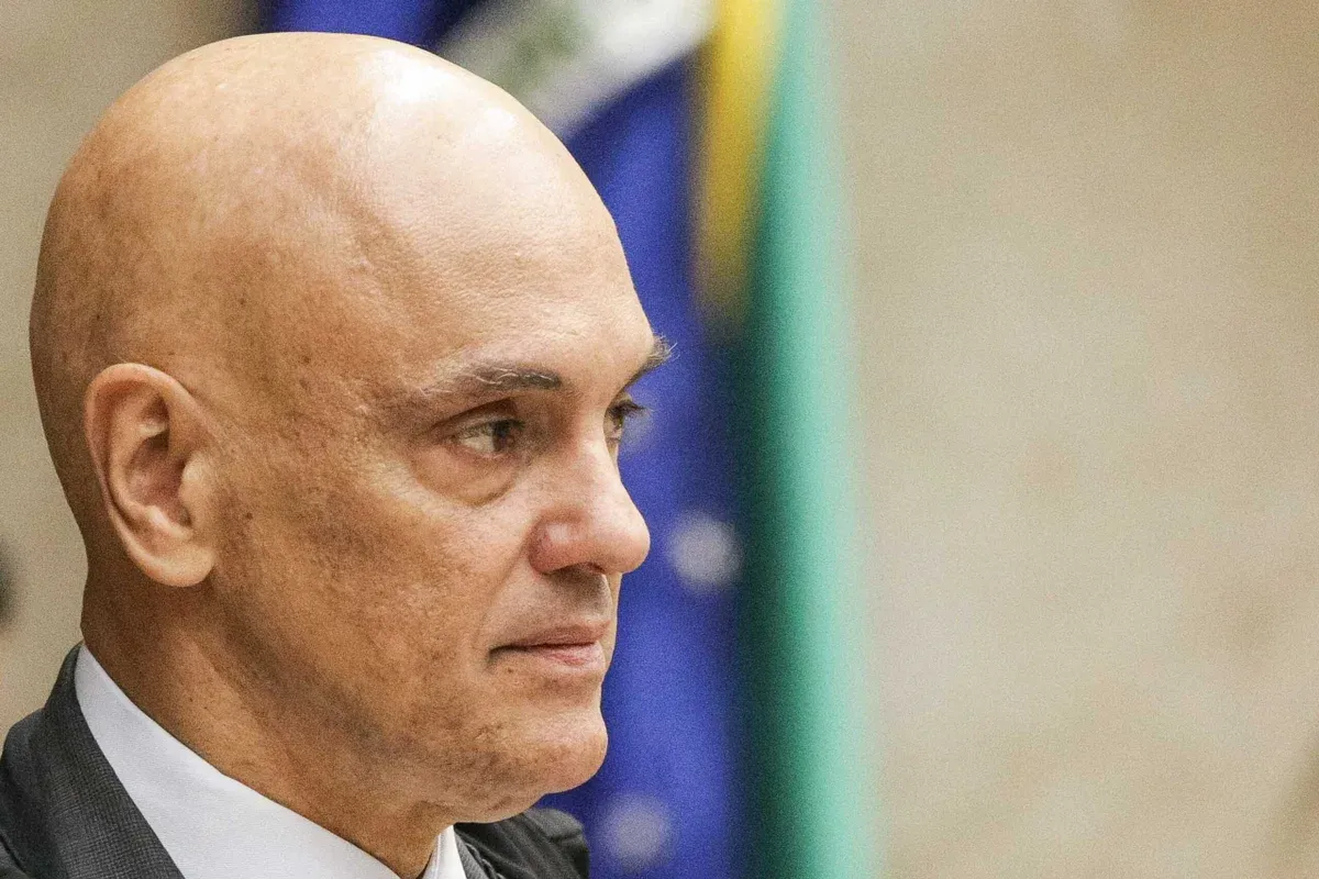 Moraes encaminha análise sobre pedido de investigação envolvendo Jair e Flávio Bolsonaro à PGR