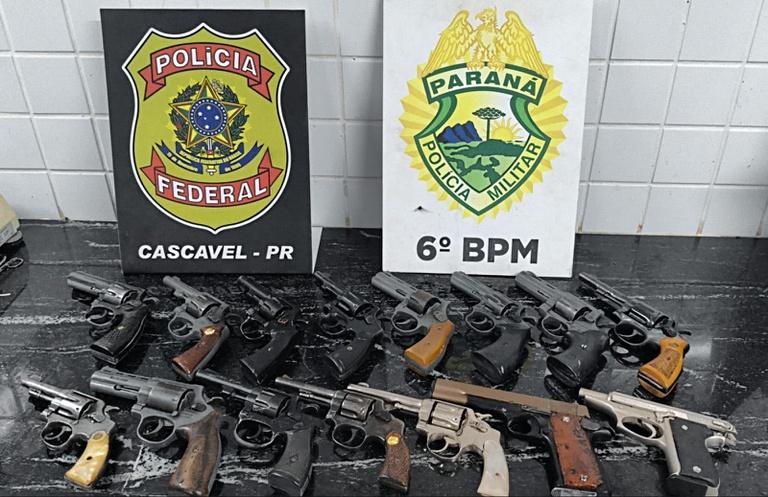 PF e PM/PR apreendem 15 armas de fogo e prendem 2 suspeitas