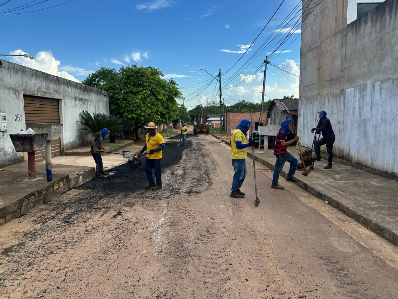 Serviço de tapa buracos é realizado no Bairro Aeroclube a pedido do vereador Edimilson Dourado