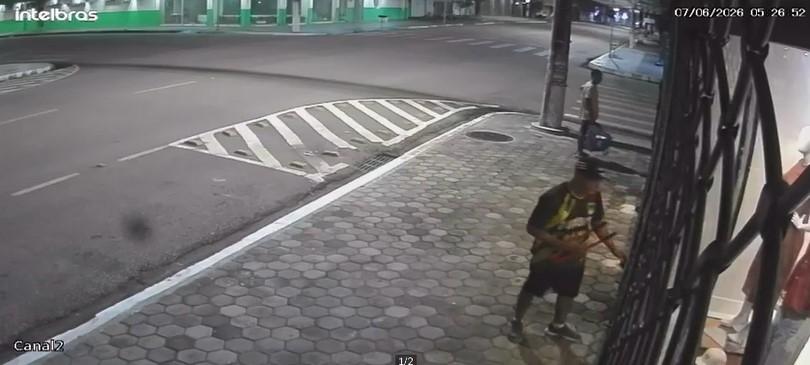 VÍDEO : CRIMINOSOS USAM TESOURÃO EM TENTATIVA DE ARROMBAMENTO, MAS FOGEM SEM LEVAR NADA
