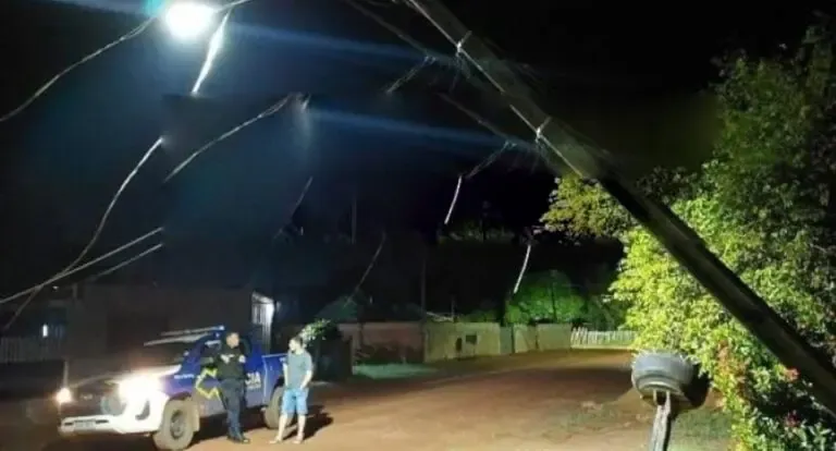 Carro bate em poste, derruba fios e motorista foge em RO