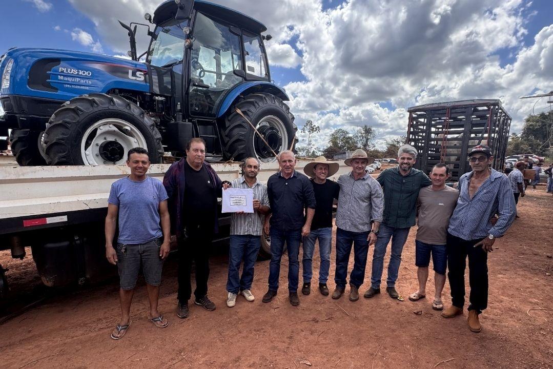 Ezequiel Neiva fortalece produção agrícola com investimento em trator para comunidade Portelinha, em Alta Floresta
