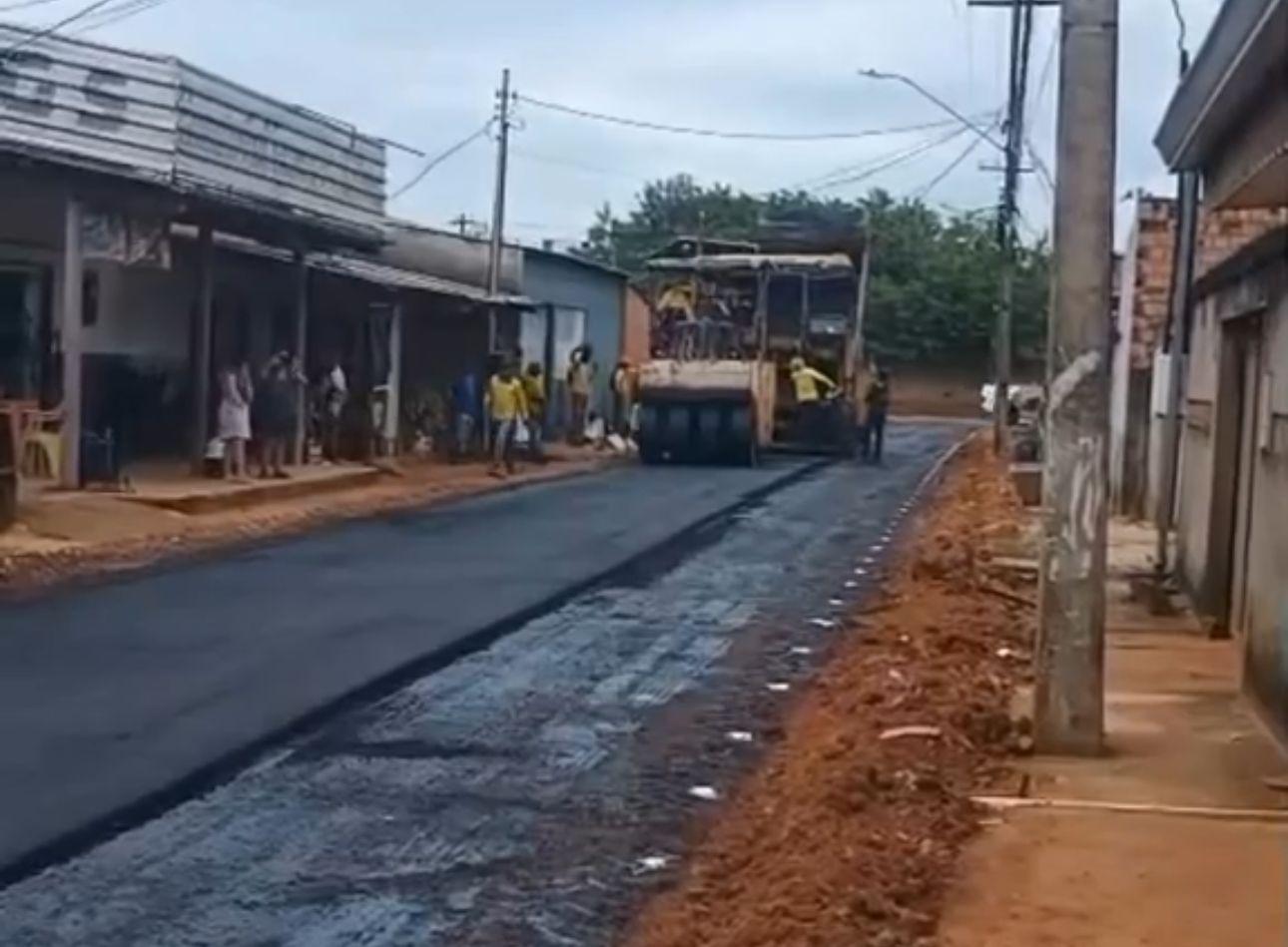 Fernando Silva tem pedido atendido e ruas do Bairro Industrial recebem serviços de drenagem e asfalto