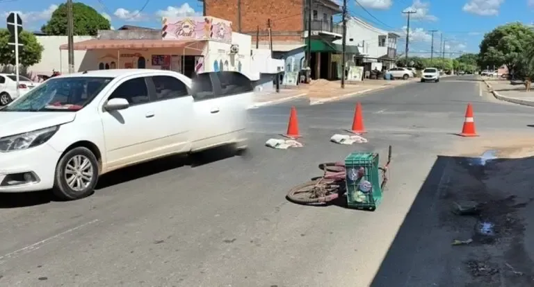 Idoso fica ferido após ser atropelado por carro ao atravessar cruzamento de bicicleta em RO