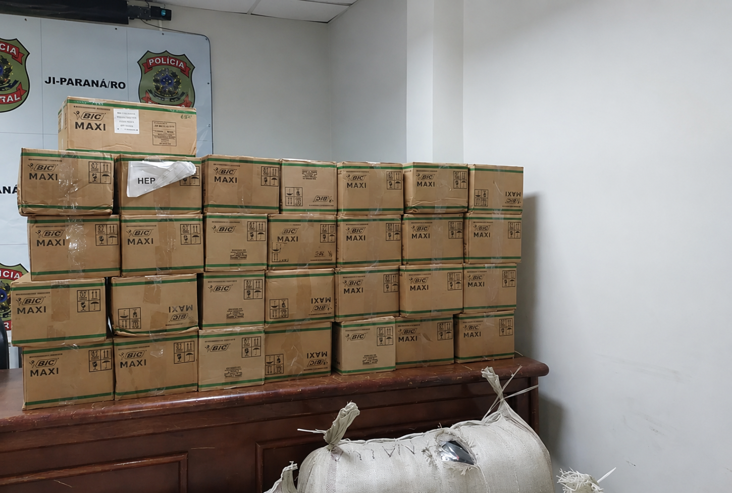 PM apreende mais de 32 mil produtos sem nota fiscal durante abordagem a caminhão em Rondônia