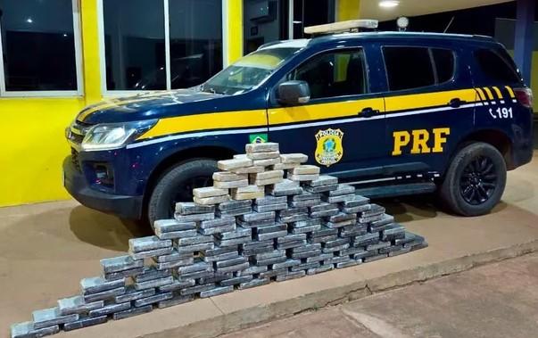 PRF intercepta carregamento de cocaína escondido em SUV transportado por caminhão-cegonha