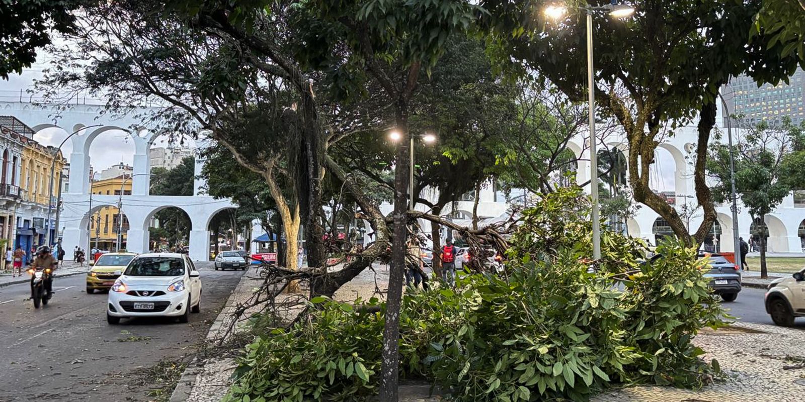 Ventania causa apagão e paralisa transportes no Rio de Janeiro
