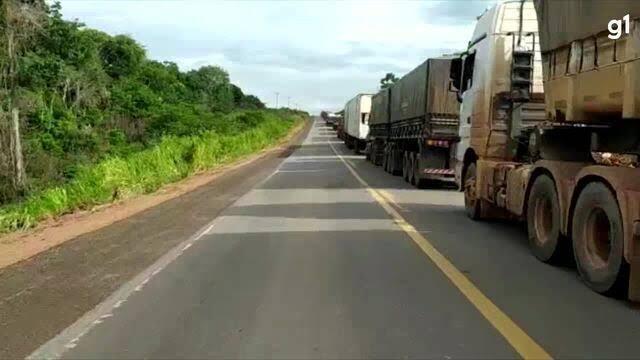 BLOQUEIO: Tombamento de veículo interrompe trânsito na BR-364
