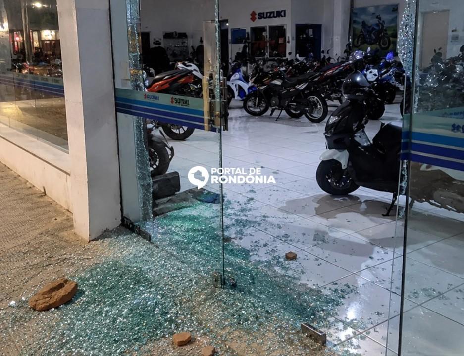Criminosos quebram blindex de loja de motos durante tentativa de furto na avenida Jatuarana