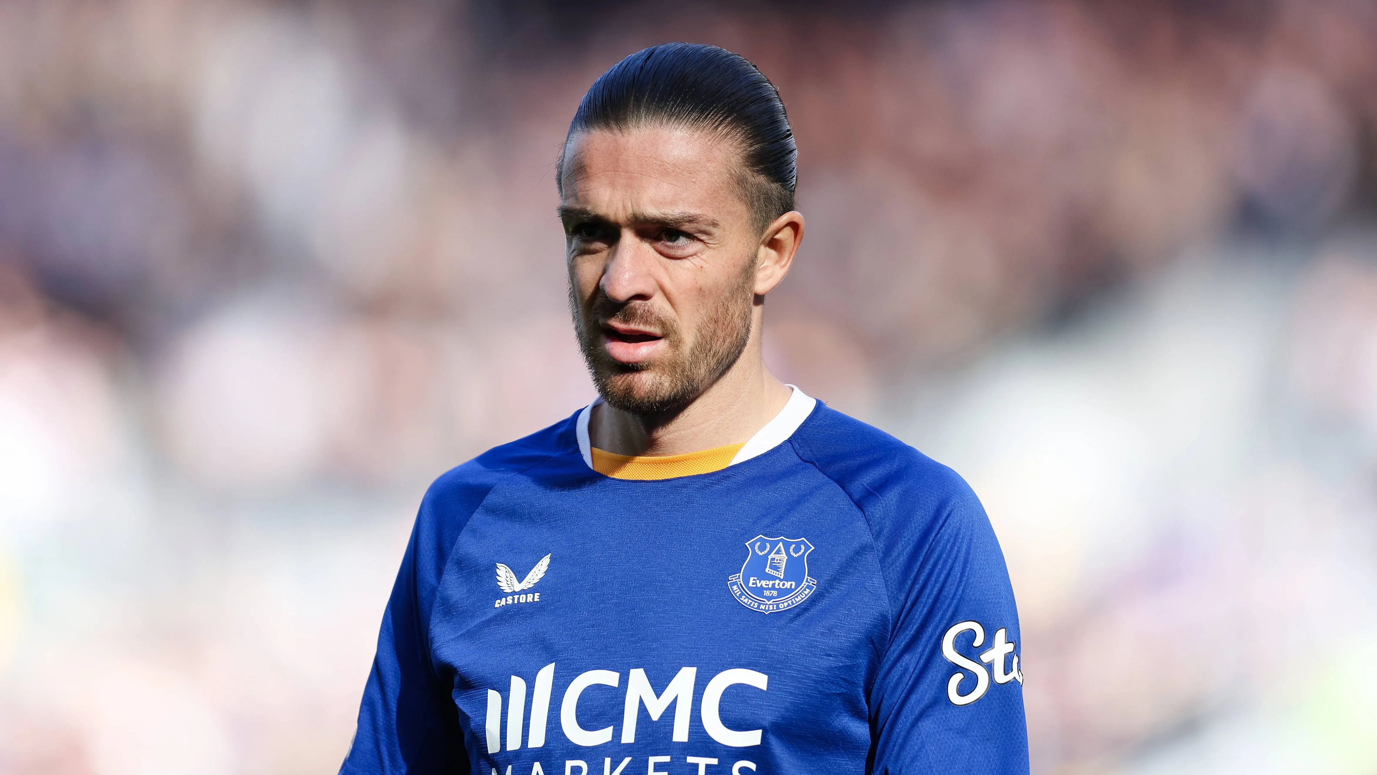Emprestado pelo Manchester City, Grealish vive nova polêmica no Everton e é punido