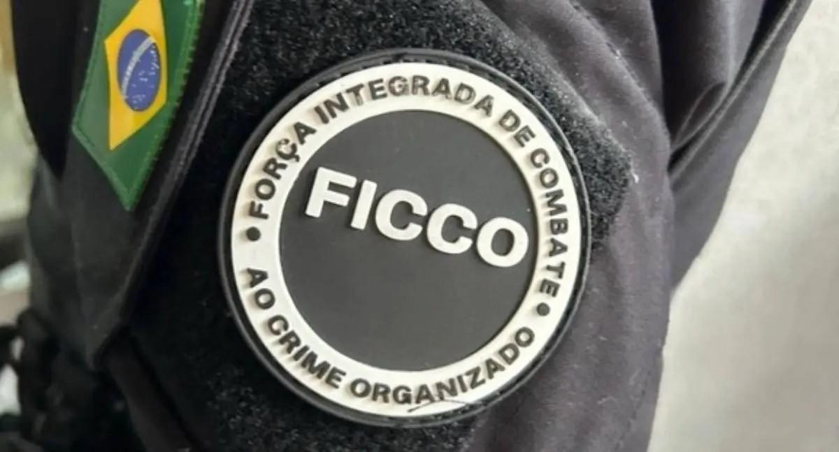 FICCO deflagra ação contra facção criminosa, prende distribuidor e apreende submetralhadora em Porto Velho