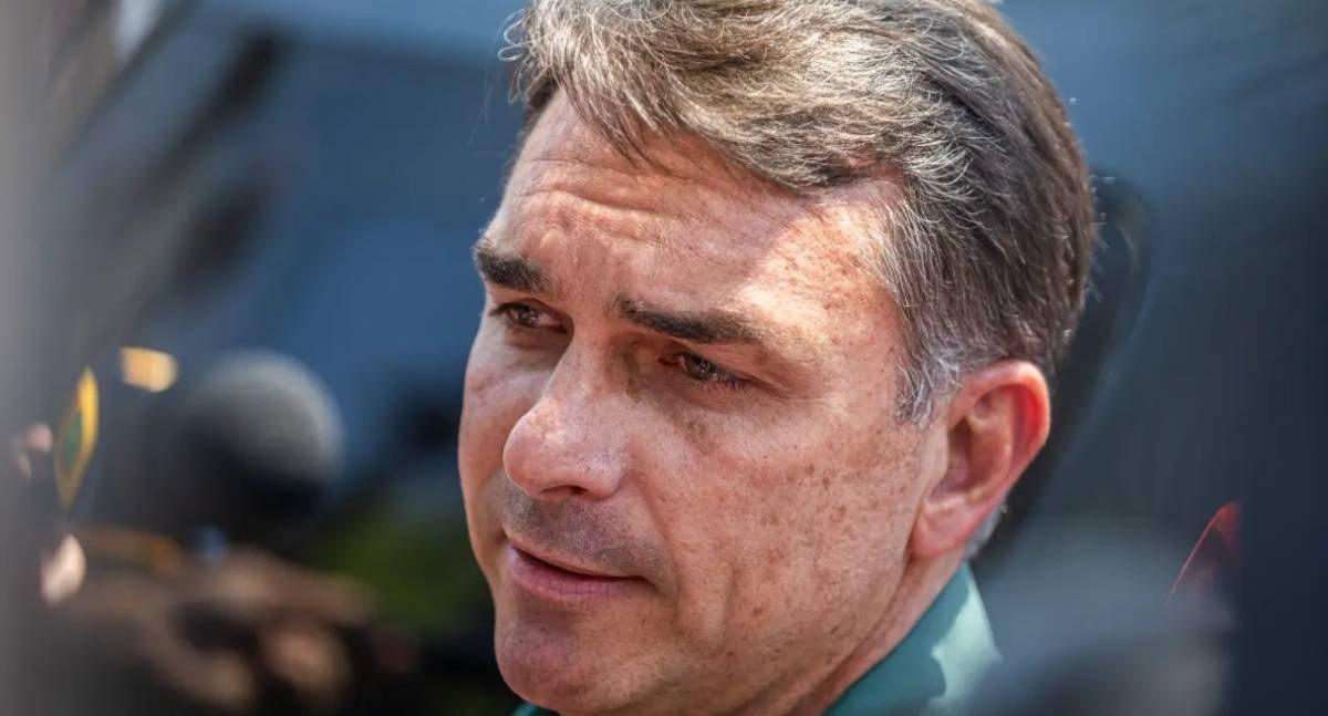 Flávio Bolsonaro utilizou passaporte italiano para deixar a Argentina em jatinho após atravessar fronteira pelo Paraná