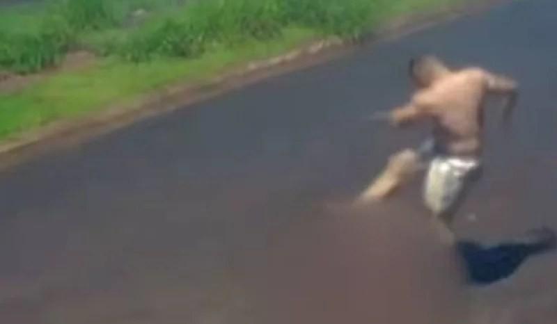 Homem espanca mulher com chutes e a arrasta pelo asfalto – VEJA O VÍDEO