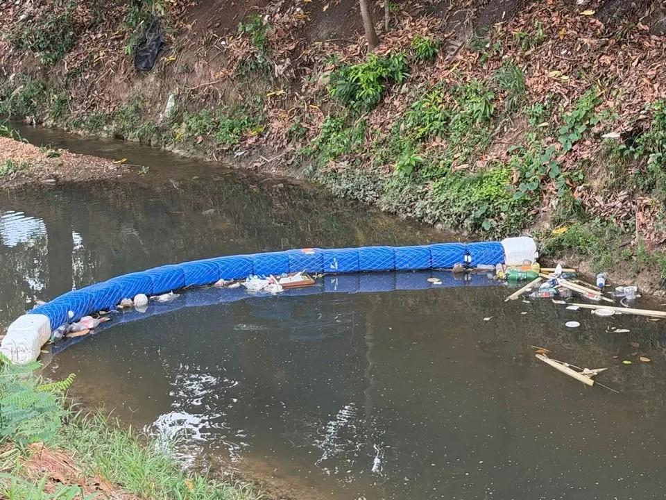 Primeira ecobarreira de Porto Velho completa quase um mês e registra retirada de resíduos do igarapé Belmont