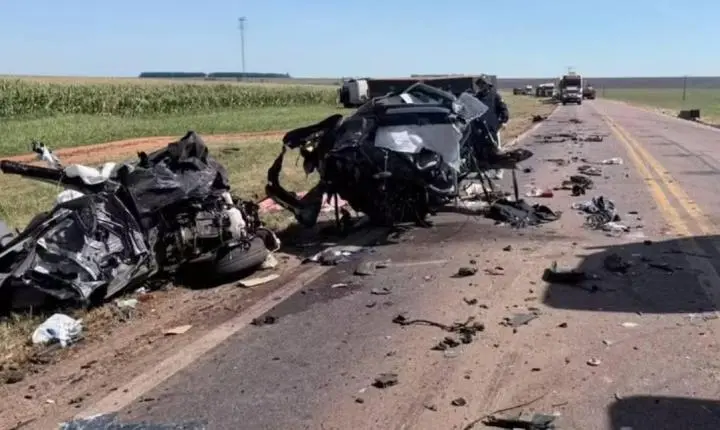 Acidente grave entre veículos pesados deixa uma pessoa morta na BR-364