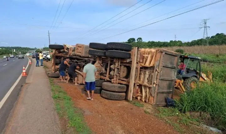 Caminhão carregado de areia tomba na BR-364 após motorista ser fechado em Porto Velho