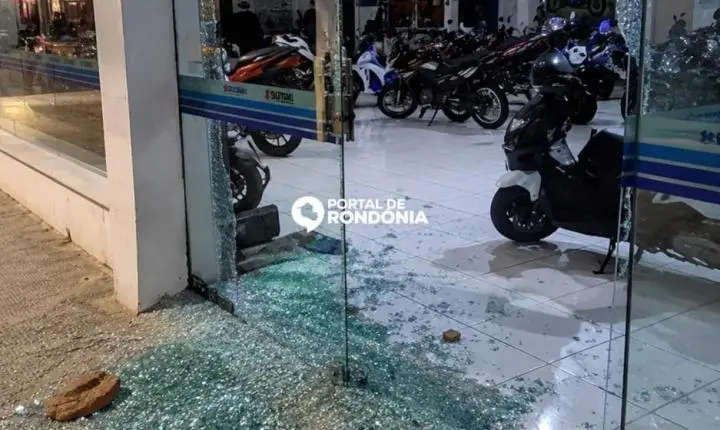 Criminosos quebram blindex de loja de motos durante tentativa de furto na avenida Jatuarana