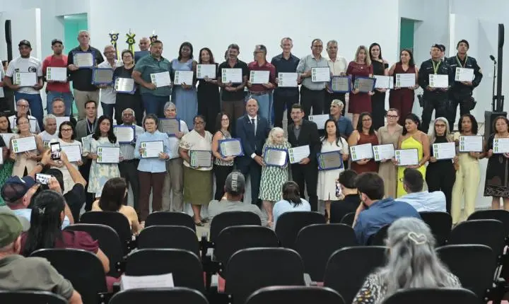 Deputado Ismael Crispin homenageia homens e mulheres que ajudaram a construir a história de São Miguel do Guaporé