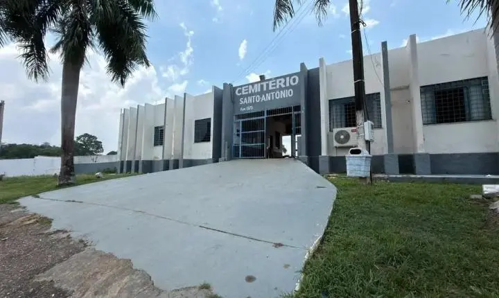 Equipes reforçam limpeza no Cemitério Santo Antônio nesta segunda-feira