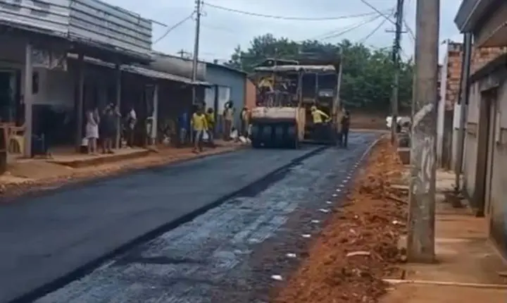 Fernando Silva tem pedido atendido e ruas do Bairro Industrial recebem serviços de drenagem e asfalto