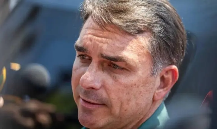 Flávio Bolsonaro utilizou passaporte italiano para deixar a Argentina em jatinho após atravessar fronteira pelo Paraná