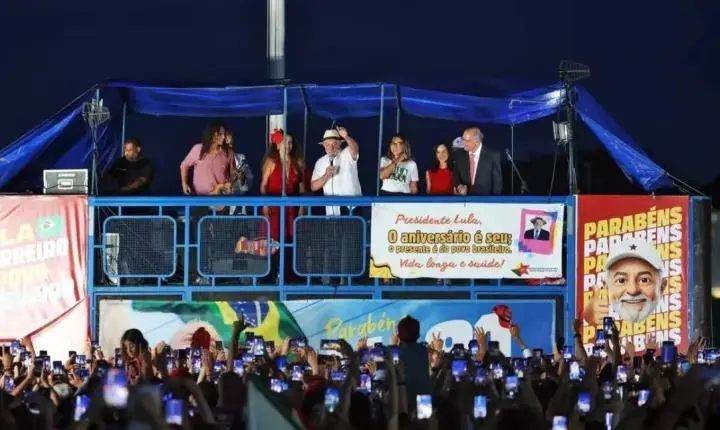 Lula classifica fuga de Flávio Bolsonaro como “ato vergonhoso” e afirma que adversário deve à Justiça