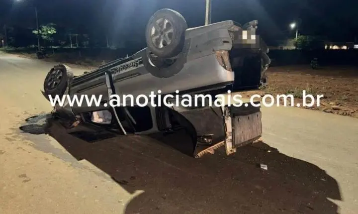 Motorista perde o controle após desviar de veículo e capota picape na Linha 625