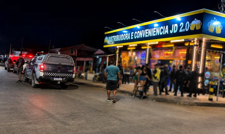 Mulher afirma pertencer a facção durante agressão e rouba celular em conveniência de Porto Velho