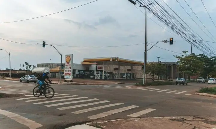 Prefeitura instala semáforo para reduzir acidentes na avenida Mamoré com a rua Capão da Canoa