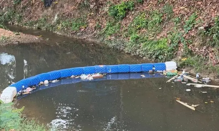 Primeira ecobarreira de Porto Velho completa quase um mês e registra retirada de resíduos do igarapé Belmont